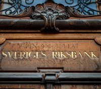 Riksbanken fortsätter kampen om inflationen och låter räntan ligga kvar på rekordlåga -0,35 procent