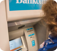 Bankerna bör vara skyldiga att hantera kontanter, anser Riksbanken