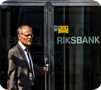 Riksbanken håller kvar vid planen att höja räntan - men ändrar räntebanan