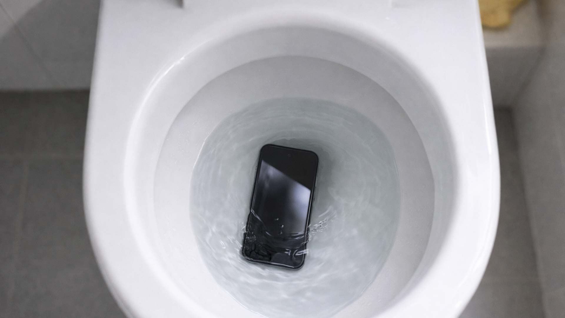 Mobilen i toaletten? Många överskattar sitt försäkringsskydd