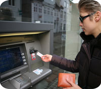 Samma bank/betalkort hemma som borta – bra eller dåligt?